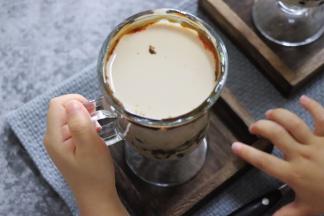 小朋友都着急想喝了，当然，这个小朋友喝的话，尽量不要用吸管，而且珍珠也最好在大人的看护下，进食。