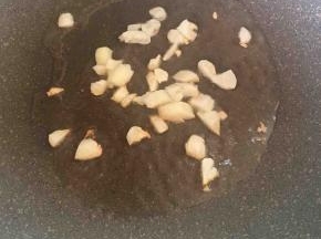 锅中热油后放入蒜片煸香。