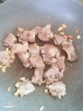 入排骨煎至表面微黄。