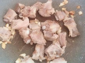 入排骨煎至表面微黄。
