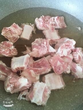 排骨洗净后入锅，倒入沸水烧开焯过。