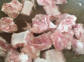 排骨洗净后入锅，倒入沸水烧开焯过。