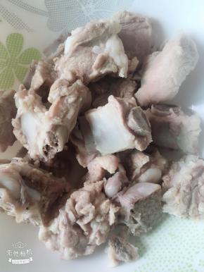 待到排骨变色后捞出洗去血沫儿备用。