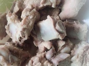 待到排骨变色后捞出洗去血沫儿备用。