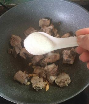 3勺白糖（也可用碎冰糖，估计颜色会更好看）