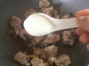 3勺白糖（也可用碎冰糖，估计颜色会更好看）