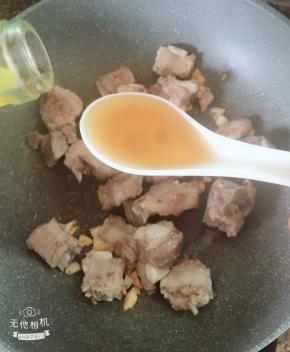 接着调入一勺料酒。