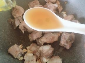 接着调入一勺料酒。