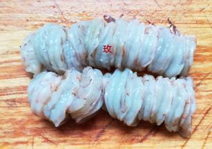 从虾背处切开，剔除虾线