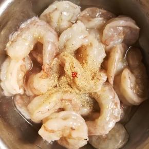 加胡椒粉，料酒抓入味