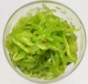 莴笋去皮切丝，用少许盐腌制