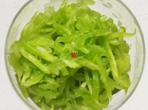 莴笋去皮切丝，用少许盐腌制
