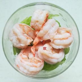 莴笋稍沥下水，放入高脚杯底部，上面放冷水处理过的虾仁。