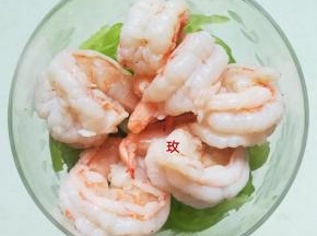 莴笋稍沥下水，放入高脚杯底部，上面放冷水处理过的虾仁。