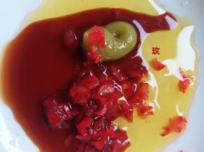 调汁(甜红椒切粒，芥末膏，白醋，生抽，橄榄油、盐)适合自己的口味