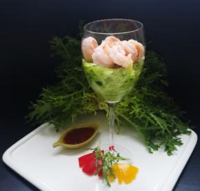 调料混合调制好，倒在调汁器皿中，
装饰在盘中。