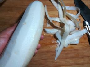 1 用刨子削去萝卜外皮，这样吃起来口感不会太辣。