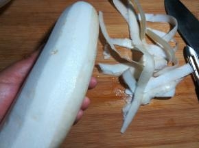 1 用刨子削去萝卜外皮，这样吃起来口感不会太辣。