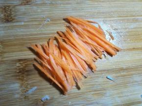 3 胡萝卜切成细丝。