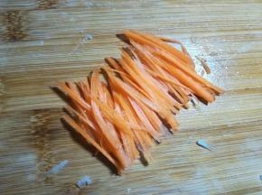 3 胡萝卜切成细丝。