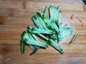 4 黄瓜也切成丝，喜欢的可以多放一点。