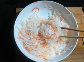 7 最后放入切好的黄瓜丝，黄瓜丝最后放，可以保持脆爽的口感，不会被盐腌制的软掉，这样，一盘凉拌白萝卜丝就做好了，大家也可以加入自己喜欢的，看个人喜好加入。这样的凉拌白萝卜丝你喜欢吗？一起动手来做一次吧！