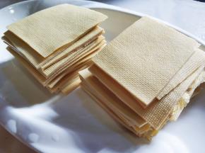 准备好豆皮洗净，切等大方块。