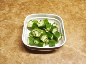 秋葵洗净，切星形煮熟（可蒸、可叮、可水煮）