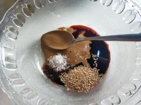 放炒熟的白芝麻。