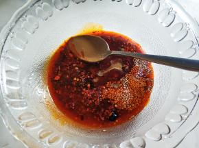 放辣椒油，花椒油，加适量凉白开调匀。