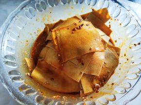 豆皮放调料里拌匀，静置十分钟入味。