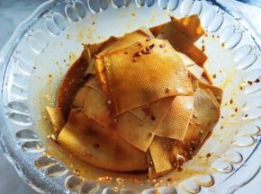 豆皮放调料里拌匀，静置十分钟入味。