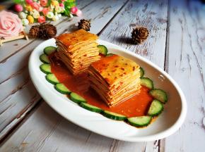 一个个重叠码起，黄瓜切片摆盘。