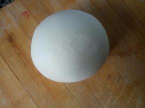 将面团材料混合揉成光滑的面团