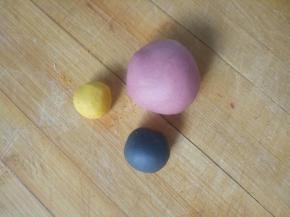 分别取适量面团揉入竹炭粉，南瓜粉，红曲粉，量不要太多，黄色的一点点就可以，黑色的是黄色的2倍，红色的是黑色的2倍就可以（我的红色面团揉的有点多）