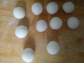 将剩下的白色面团平均分成10等份，当然你要大一点可以少分几个