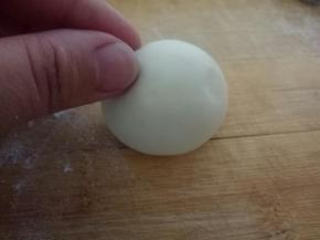 在头部耳朵的位置用大拇指和食指将kitty猫的耳朵捏出来（做好一个就放冰箱，夏天发酵太快）