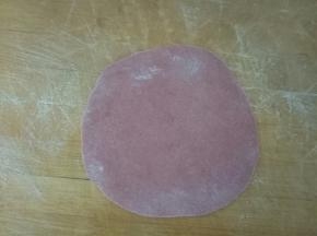红色面团擀薄片