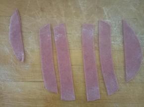 切成大概1.5厘米宽的长条