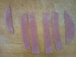 切成大概1.5厘米宽的长条