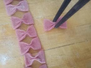 用筷子夹中间，夹出蝴蝶结的样子来