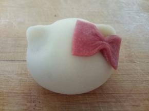 将蝴蝶结粘在kitty猫的头部耳朵处