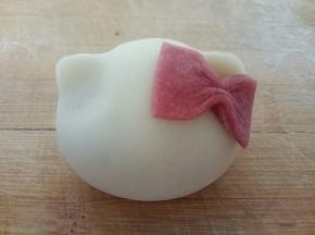 将蝴蝶结粘在kitty猫的头部耳朵处