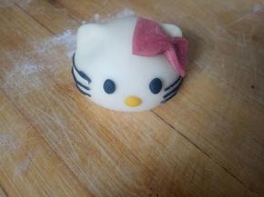 用黑色面团做出kitty猫的眼睛和胡须，黄色面团做出kitty猫的鼻子（如果没有黄色的可以做成粉色的）