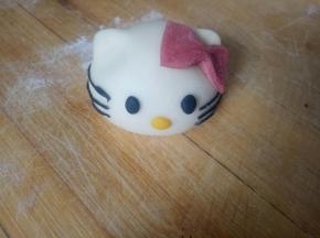 用黑色面团做出kitty猫的眼睛和胡须，黄色面团做出kitty猫的鼻子（如果没有黄色的可以做成粉色的）