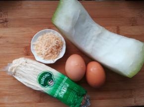 1、先来准备好食材。小虾皮的营养丰富，含钙量特别高，可以补充钙质 ，味道鲜美价格还又便宜的食材。一般我都会常备一袋在冰箱，做汤、煮面、水饺馅会放上一些提鲜，不爱用味精的。金针菇也可以选择其他的菌类。