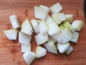 2、冬瓜去皮后切成小块待用。