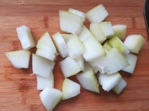 2、冬瓜去皮后切成小块待用。