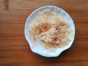 3、虾皮去除杂质，从清水冲淋一下。煮汤的话，虾皮如果提前放在锅里跟油略炒一下，出来的汤会是奶白色。我比较喜欢直接放锅里煮清汤。