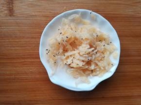 3、虾皮去除杂质，从清水冲淋一下。煮汤的话，虾皮如果提前放在锅里跟油略炒一下，出来的汤会是奶白色。我比较喜欢直接放锅里煮清汤。